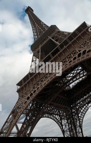 Den Eiffelturm gesehen aus dem Stand unter, Paris, Frankreich Stockfoto