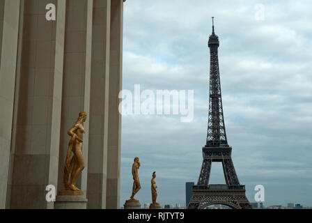 Den Eiffelturm gesehen vom Place du Trocadero mit Statuen im Palais de Chaillot, Paris, Frankreich Stockfoto