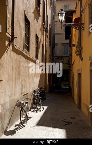 Fahrräder in einer ruhigen Nebenstraße geparkt, Florenz, Italien Stockfoto