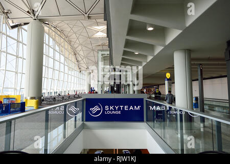 Hongkong - November 03, 2015: das Innere des Hong Kong International Airport. Es ist das wichtigste Flughafen in Hongkong. Der Flughafen befindet sich auf der Insel Stockfoto