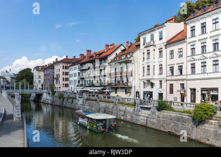 Touristenboot Kreuzfahrt entlang des Flusses Ljubljanica, Ljubljana, Slowenien Stockfoto