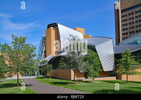 PRINCETON, NJ USA - JUNI 2012: Princeton ist vor allem für alte gotische Gebäude bekannt, sie hat aber auch ultra-moderne, wie die Wissenschaft libr Stockfoto