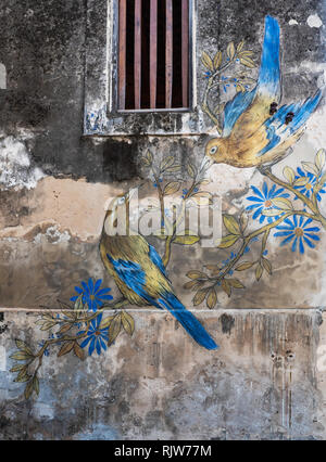 Wandbild mit zwei blaue Vögel an Lhong 1919, ein Jahrhundert der chinesischen Herrenhaus auf der West Bank von Chayo Praya Fluss in Bangkok, dass komplett restauriert wurde. Stockfoto