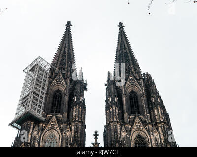 Minimalistische Schuß des gotischen Kölner Dom in Deutschland mit Gerüst gegen bewölkter Himmel Stockfoto