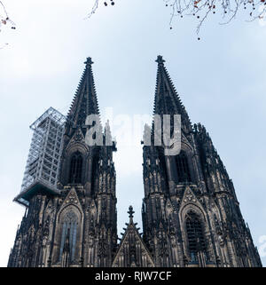 Minimalistische Schuß des gotischen Kölner Dom in Deutschland mit Gerüst gegen bewölkter Himmel Stockfoto