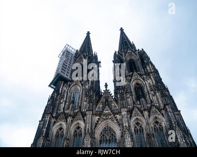 Minimalistische Schuß des gotischen Kölner Dom in Deutschland mit Gerüst gegen bewölkter Himmel Stockfoto