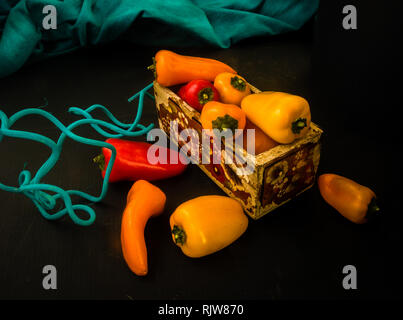 Mini Gemüsepaprika in Vintage Box Stockfoto