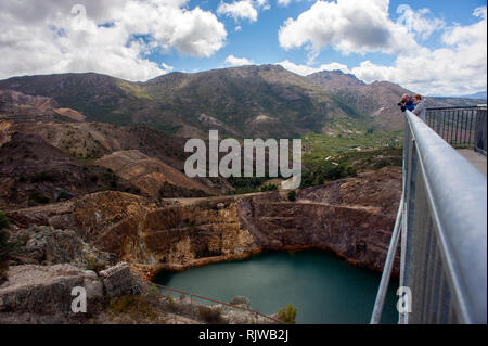 Touristen am Eisernen Schlag Lookout, ein ehemaliger aufgeschnitten Goldmine außerhalb von Queenstown auf Tasmanien Westküste. Stockfoto