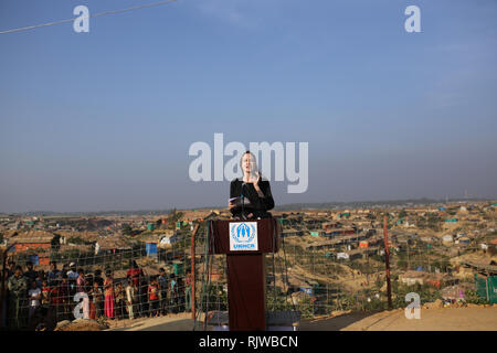 Cox's Bazar, Bangladesch: Hollywood Schauspielerin und humanitäre Angelina Jolie, einen Sondergesandten für den Hohen Kommissar der Vereinten Nationen für Flüchtlinge (UNHCR), Adressen eine Pressekonferenz im Kutupalong Camp nach ihrem Besuch in Rohingya-flüchtlinge in Ukhia, den Süden von Bangladesch am 5. Februar 2019. © REHMAN Asad/Alamy Stock Foto Stockfoto