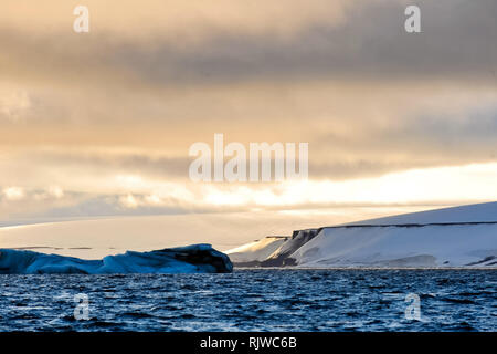 Arktische Landschaft, arktische Tundra und Eis des Arktischen Ozeans. Stockfoto