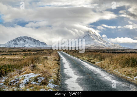 Bild von einem entfernten Berg zum Schnee Errigal Mountain in Donegal Irland abgedeckt. Stockfoto