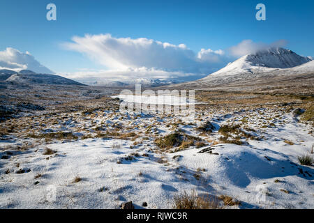 Dies ist eine Winterlandschaft der Berge in Donegal Irland. Der Berg rechts im Bild ist errigal der höchste Berg in Donegal. Stockfoto