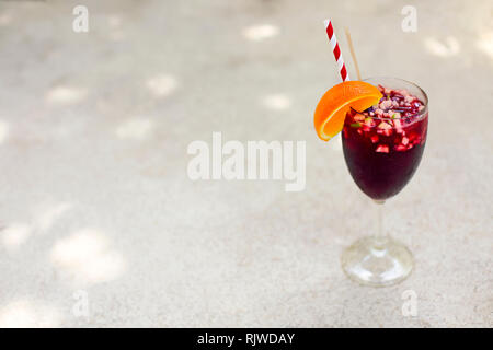 Glas eisgekühlten Sangria mit Erdbeere, Orange, Apfel und Zitrone auf dem Tisch. Close Up. Ansicht von oben Stockfoto