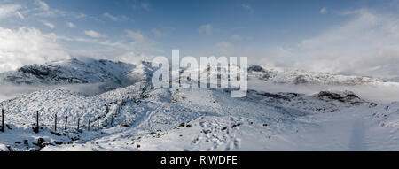 Panoramablick vom Lingmoor auf die schneebedeckten Hügel über der Cloud Inversion Stockfoto