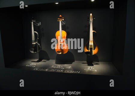 Italien Lombardei Triennale von Mailand - Palazzo Turati-XXI Triennale Design - Moderne miusical Instrumente. Yamaha Design Messe- & Freude Stockfoto