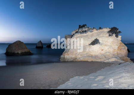 Blick auf das Meer Stacks und Felsformationen bei Sonnenuntergang, Alvor, Algarve, Portugal, Europa Stockfoto