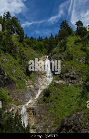 Wasserfall in einem Bergtal in Reit-im-Winkl in den Bayerischen Alpen in Deutschland Stockfoto