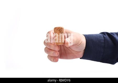 Korken von Wein in männlicher Hand auf weißem Hintergrund Stockfoto