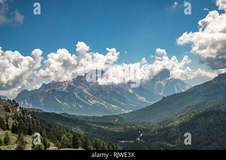 Auf der Alta Via 1 langen Fußweg über die Dolomiten in Norditalien. Eine Fernsicht auf den 3205 m Gipfel der Punta Sorapiss, Stockfoto