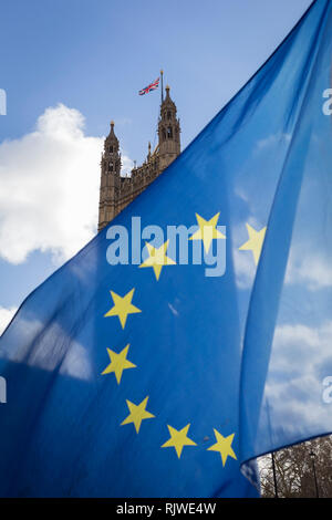 Als Premierminister Theresa May verhandelt weitere Großbritannien aus der Europäischen Union in Brüssel, das britische Parlament wird durch die gelben Sterne der EU-Flagge gesehen, fliegen als Teil einer anti-Brexit Protest gegenüber dem Parlament, am 7. Februar 2019, in Westminster, London, England. Stockfoto