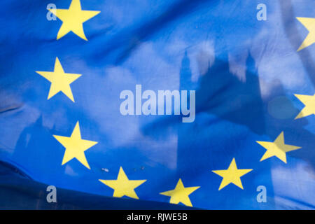 Als Premierminister Theresa May verhandelt weitere Großbritannien aus der Europäischen Union in Brüssel, das britische Parlament wird durch die gelben Sterne der EU-Flagge gesehen, fliegen als Teil einer anti-Brexit Protest gegenüber dem Parlament, am 7. Februar 2019, in Westminster, London, England. Stockfoto
