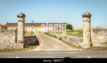 Saint Emilion, Frankreich - 26. Mai 2017: Stein Portal der Chateau Cadet Piola an einem Frühlingstag. Herstellung eines Grand Cru Wein aus Saint Emilion vi. Stockfoto