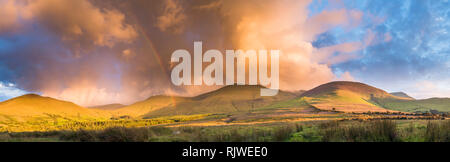 Blick auf den Galty Mountains (Galtee Mountains) bei Sonnenuntergang von der Glen von Aherlow, County Tipperary, Irland Stockfoto