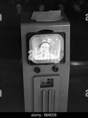 Fernsehen in den 1940er Jahren. Schauspieler Max Hansen auf der televison 1948. Eine Fernsehsendung vor nationalen Fernsehen und für die Anzeige auf nur 15 TV-Empfänger auf dem nahe gelegenen Kaufhaus NK. Die britischen Medien Firma Pye Ltd, hatte bereits Erfolg mit der neuen TV-medum und war früher einer der BBC s Anbieter von TV Technology. Foto Kristoffersson ref229 a-2. Stockfoto