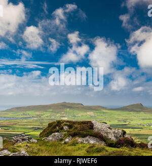 Blick über die Berge, Moor und Heide der westlichen Halbinsel Dingle aus den Wanderweg auf der Oberseite Reenconnell, County Kerry, Irland Stockfoto