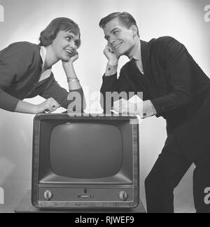 Fernsehen in den 1950er Jahren. Ein junges Paar wird dargestellt, neben einem typischen 50er fernseher. Foto Kristoffersson ref CC 93-5. Schweden 1958 Stockfoto