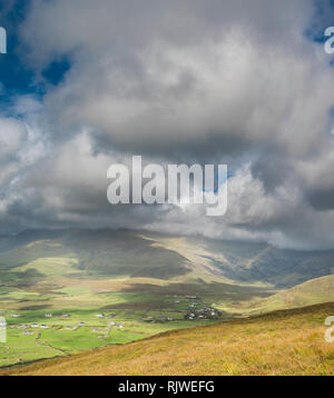 Blick über die Berge, Moor und Heide der westlichen Halbinsel Dingle aus den Wanderweg auf der Oberseite Reenconnell, County Kerry, Irland Stockfoto