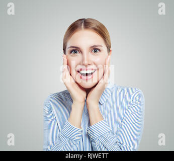 Portrait von überrascht Business Woman oder Student in blau Shirt auf weißem Hintergrund Stockfoto