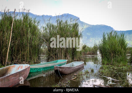 BALI, Indonesien - November 23, 2013: 99 Boote aus Holz in der Nähe von Pura Ulun Danu Bratan, Hindu Tempel auf Bratan See in Bali, Indonesien. Stockfoto