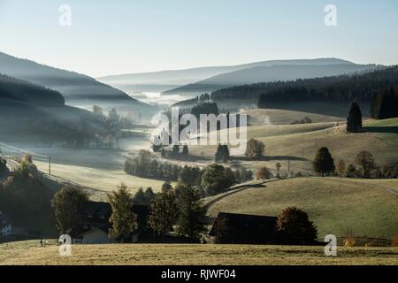 Morgen Nebel im Herbst, Jostal, Schwarzwald, Baden-Württemberg, Deutschland Stockfoto