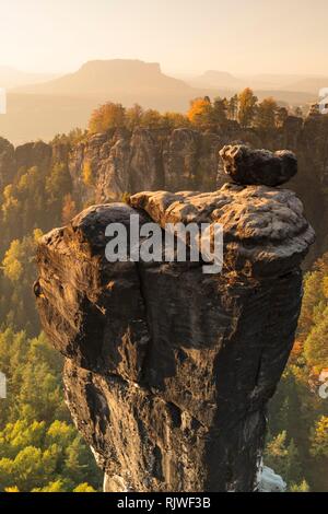 Blick über Wehlnadel zu Llienstein, Bastei, Elbsandsteingebirge, Nationalpark Sächsische Schweiz, Sachsen, Deutschland Stockfoto