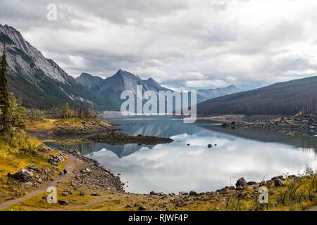 Berge im See spiegeln, Medizin See, Maligne Tal, Jasper National Park, Alberta, Kanada Stockfoto
