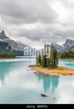 Insel in einem See, Spirit Island in den Gletschersee Maligne Lake, hinter Bergen Berg Paul, Monkhead und Mount Warren, Stockfoto