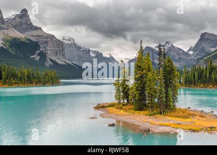 Insel in einem See, Spirit Island in den Gletschersee Maligne Lake, hinter Bergen Berg Paul, Monkhead und Mount Warren, Stockfoto