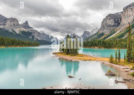 Insel in einem See, Spirit Island in den Gletschersee Maligne Lake, hinter Bergen Berg Paul, Monkhead und Mount Warren, Stockfoto