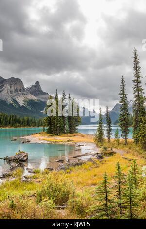 Insel in einem See, Spirit Island in den Gletschersee Maligne Lake, hinter Bergen Berg Paul, Monkhead und Mount Warren, Stockfoto