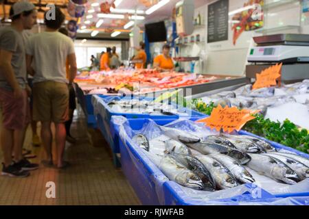 Frischer Fisch auf dem Markt ausgeht, Besucher in die Halle, Soulac-sur-Mer, Aquitaine, Gironde, Frankreich Stockfoto
