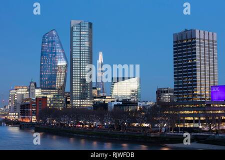 Wolkenkratzer auf der Themse, Dämmerung, Southwark, London, England, Großbritannien Stockfoto