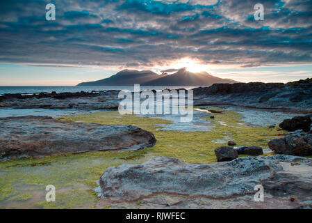 Dramatischer Sonnenuntergang über der Insel Rum aus Insel Eigg Stockfoto