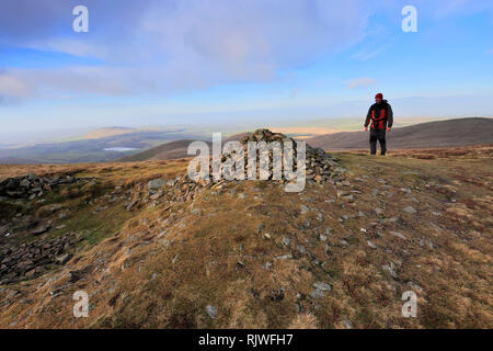 Wanderer auf dem Gipfel Cairn auf wenig Sca fiel, uldale Fells, Nationalpark Lake District, Cumbria, England, Großbritannien Stockfoto