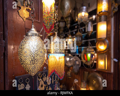 Hintergrund aus Metall shaining marokkanische Lampen im Shop in der Medina. Traditionelles Souvenir. Handwerk Souk. Fes, Marokko Stockfoto