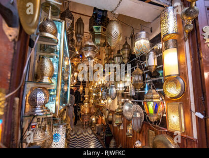 Hintergrund aus Metall shaining marokkanische Lampen im Shop in der Medina. Traditionelles Souvenir. Handwerk Souk. Fes, Marokko Stockfoto