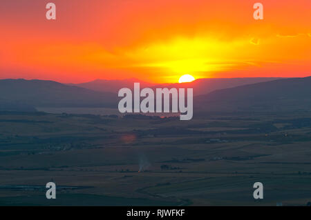 Sunset Landschaft über dem Lago San Giuliano Stausee in der Nähe von Matera, Oase ein World Wildlife Fund'' man - von einer kleinen natürlichen See gemacht Stockfoto