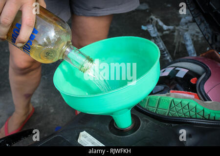 BALI, Indonesien - November 20, 2013: Illegale benzin Benzin ist an der Seite der Straße in recyceltem Glas Wodka Flaschen in Bali, Indonesien verkauft. Stockfoto