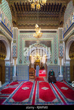 Innenhof und Interieur Der zaouia Moulay Idriss II ist Schrein oder Moschee und ist in Fez und Grab von Moulay Idriss II. gewidmet. Fes Marokko Stockfoto