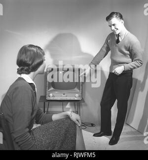 Fernsehen in den 1950er Jahren. Ein junges Paar ist mit einer typischen 50er fernseher. Foto Kristoffersson ref CC 94-3. Schweden 1958 Stockfoto